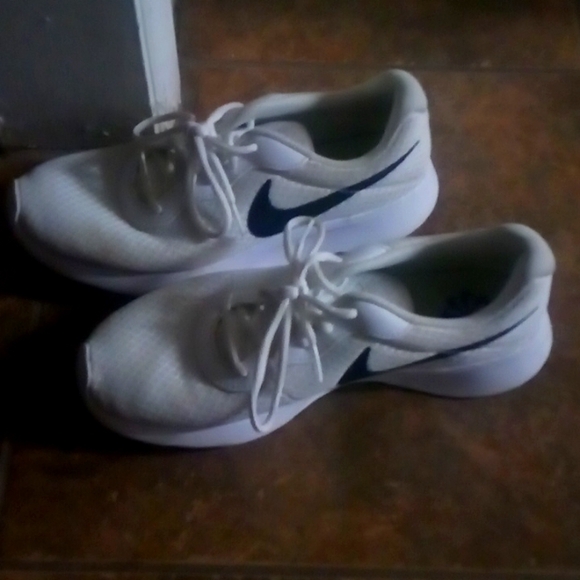 Nike shoes size 8.5 great for school option - Picture 3 of 4